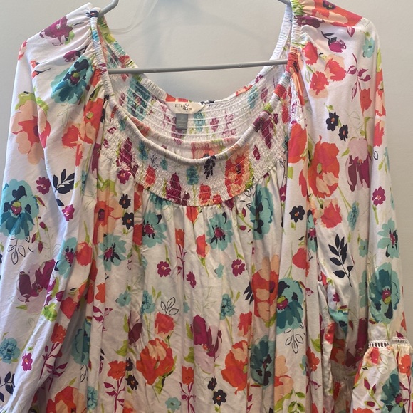 Terra & Sky Size 1XL Floral top with bell sleeves and smocking around the neck - Picture 2 of 6